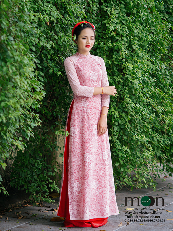 Áo dài ren cho mẹ: Chiếc áo dài ren thiết kế cho mẹ VNS 229 màu hồng phấn đem lại cho người mặc sự sang trọng và nữ tính. Hãy xem những hình ảnh đẹp của chiếc áo này để cảm nhận được sự tinh tế và độc đáo của thiết kế áo dài Việt Nam.